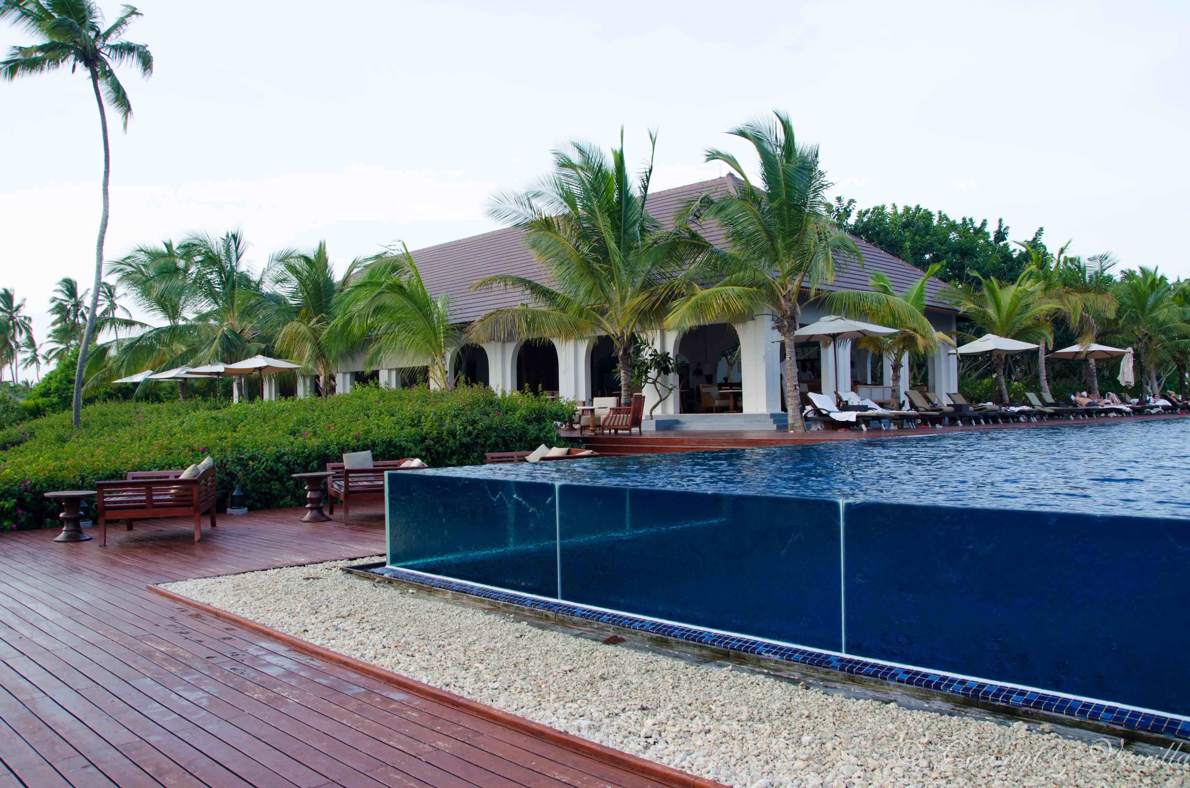 Infinity Pool und Restaurant im The Residence Zanzibar